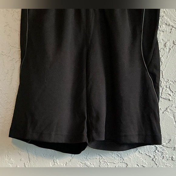 Boys Old Navy Active Black Go-Dry Shorts - Picture 4 of 9